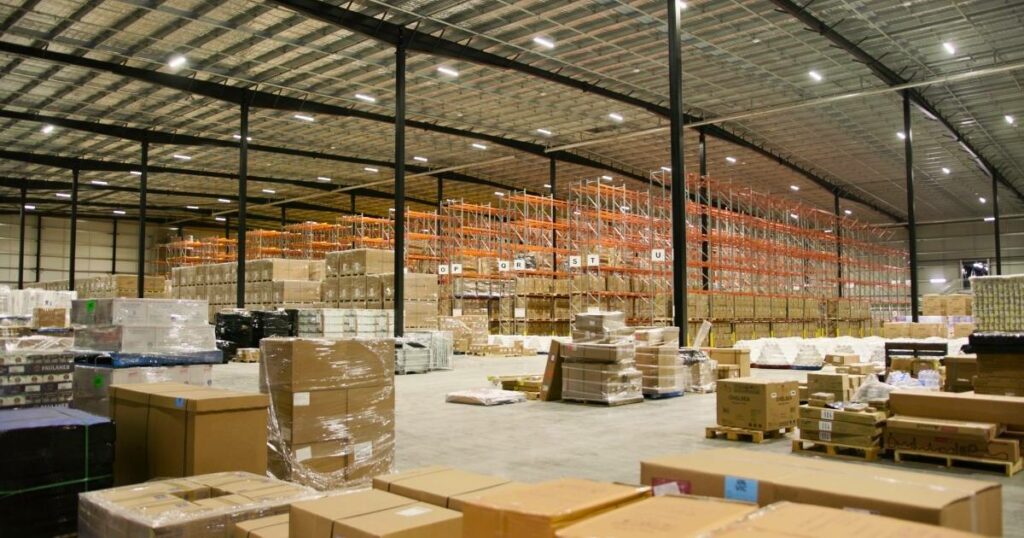 well-organized warehouse, demonstrating the effectiveness of logistics software in optimizing logistics management and inventory control