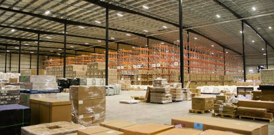 well-organized warehouse, demonstrating the effectiveness of logistics software in optimizing logistics management and inventory control